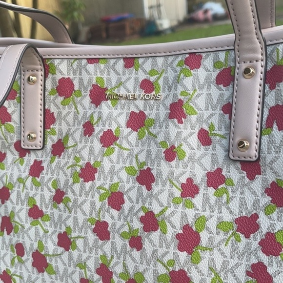 Micheal kors tote - Picture 7 of 7